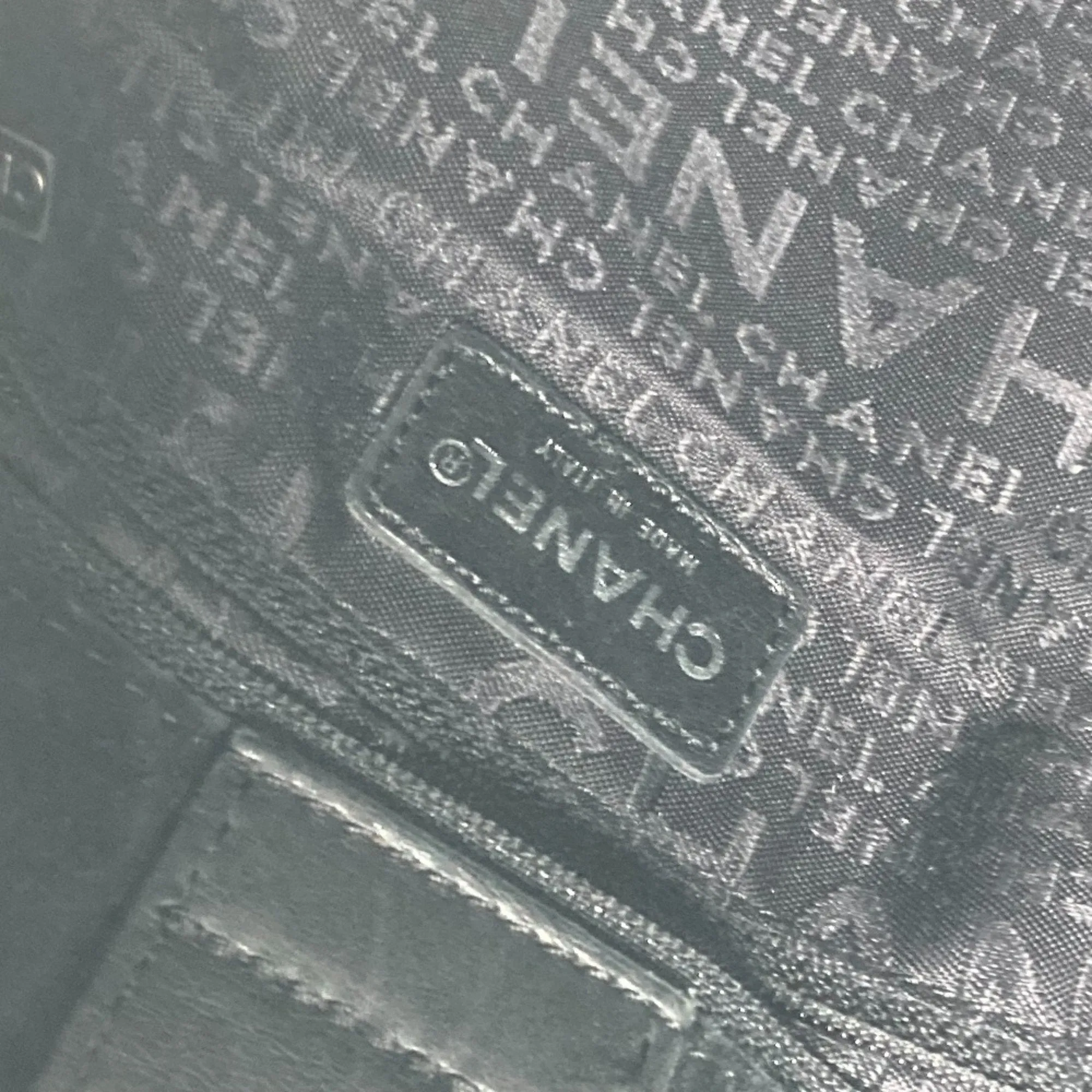 Chanel  Leather Shoulder Bag (Pre-Owned)