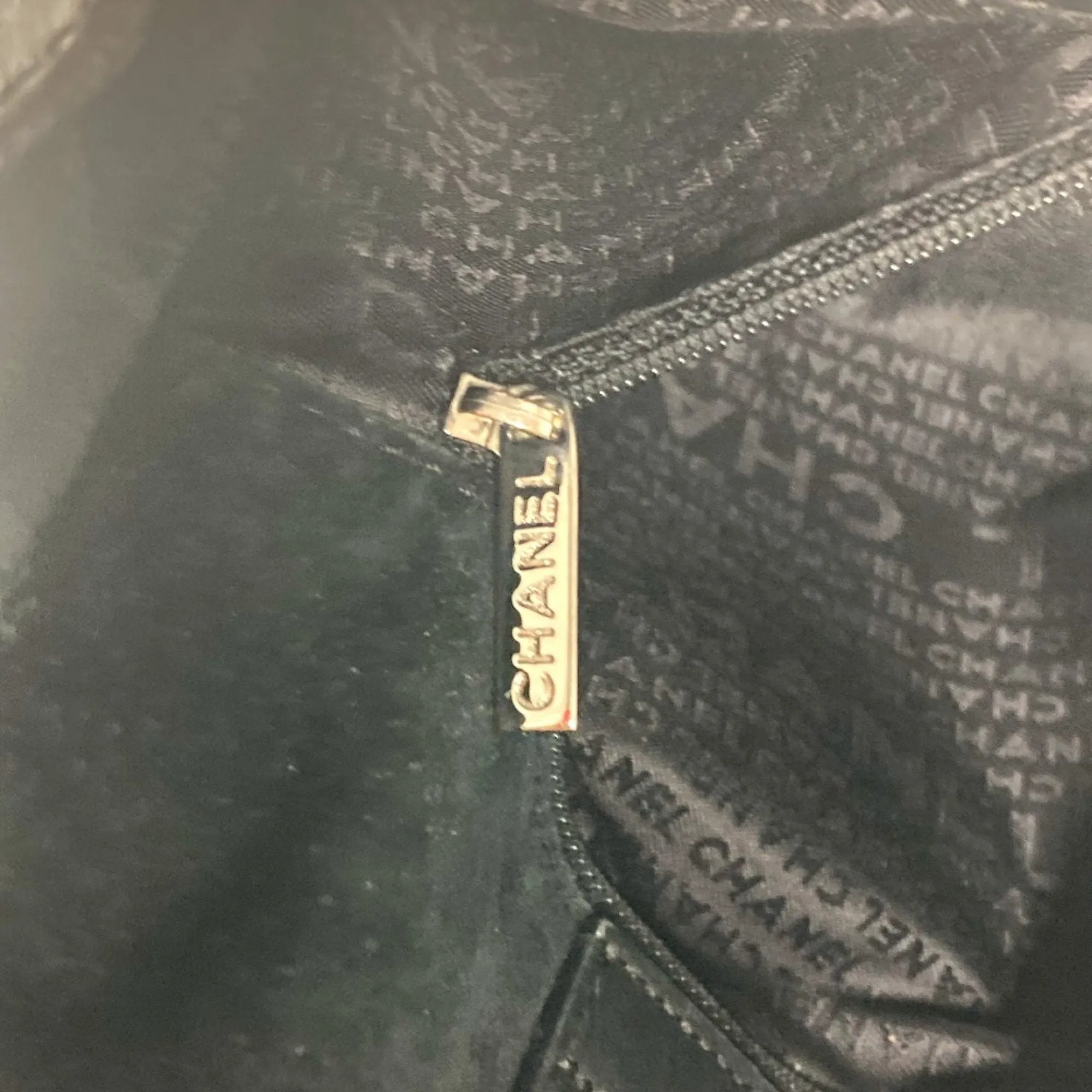 Chanel  Leather Shoulder Bag (Pre-Owned)