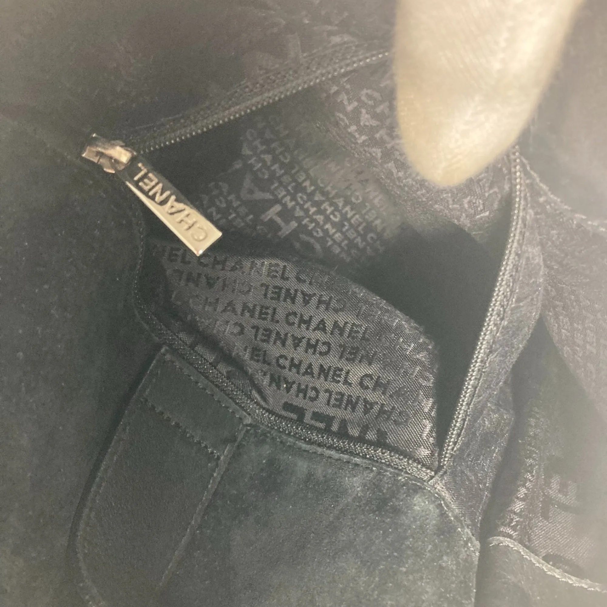 Chanel  Leather Shoulder Bag (Pre-Owned)