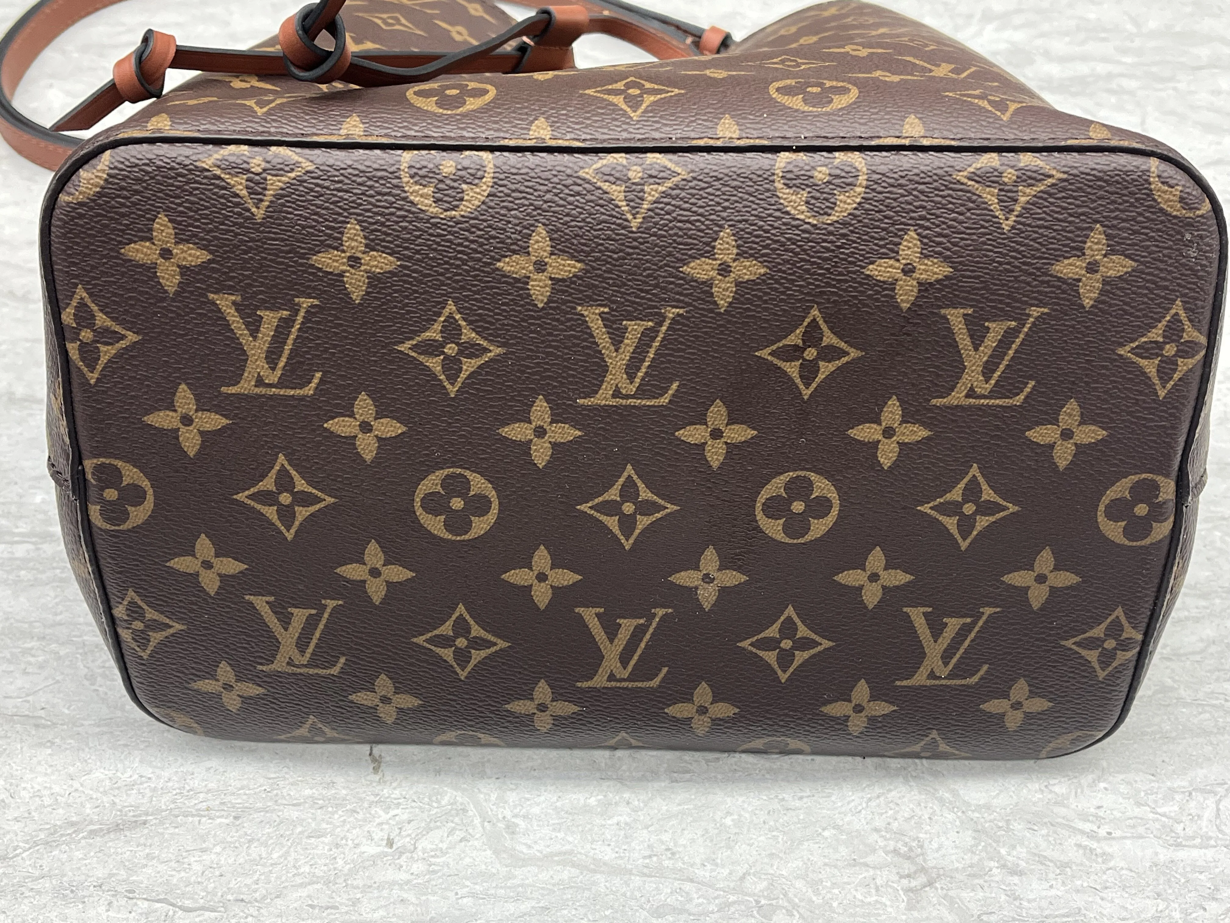 Handbag Luxury Designer By Louis Vuitton  Size: Medium