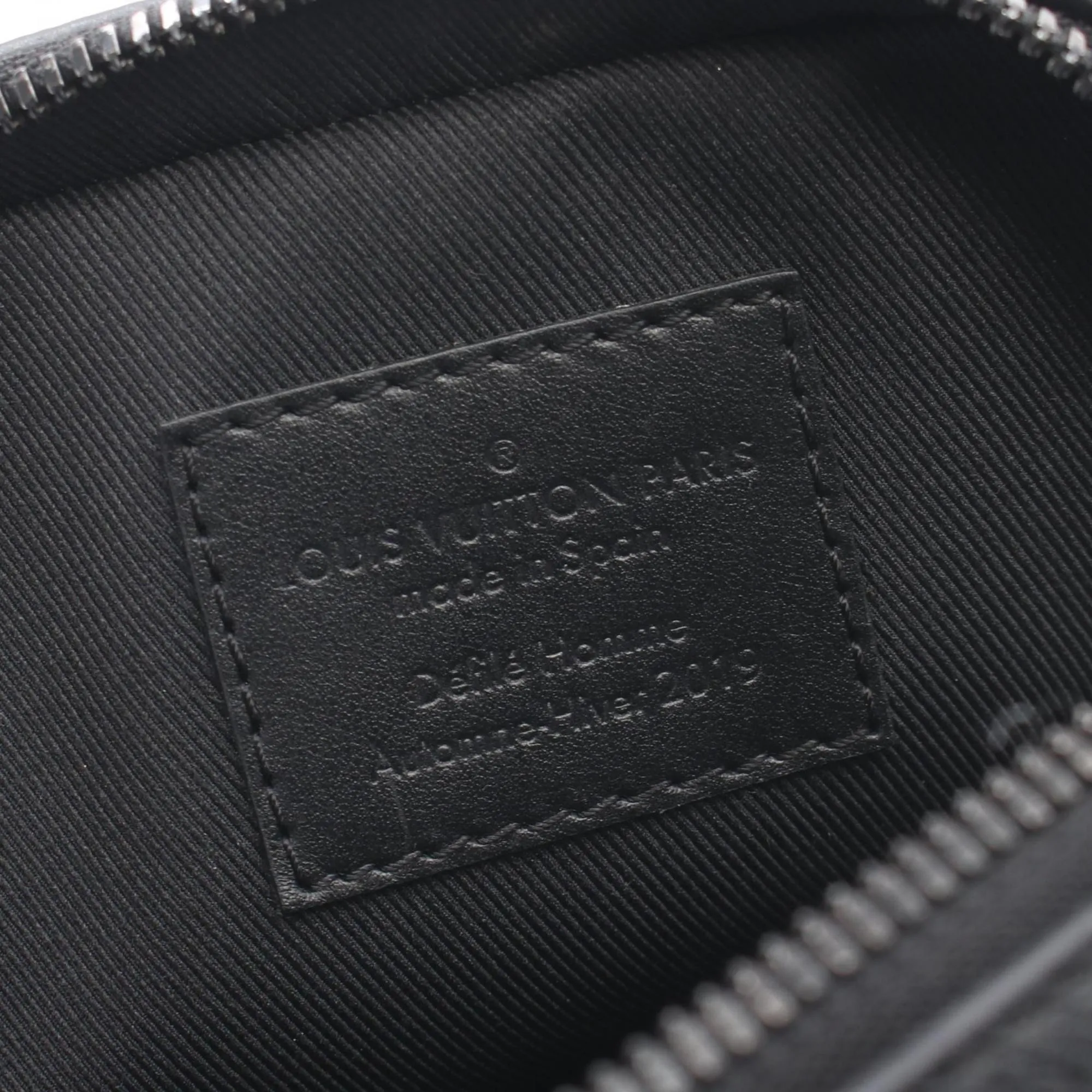 Louis Vuitton  Taiga Leather Leather Shoulder Bag (Pre-Owned)