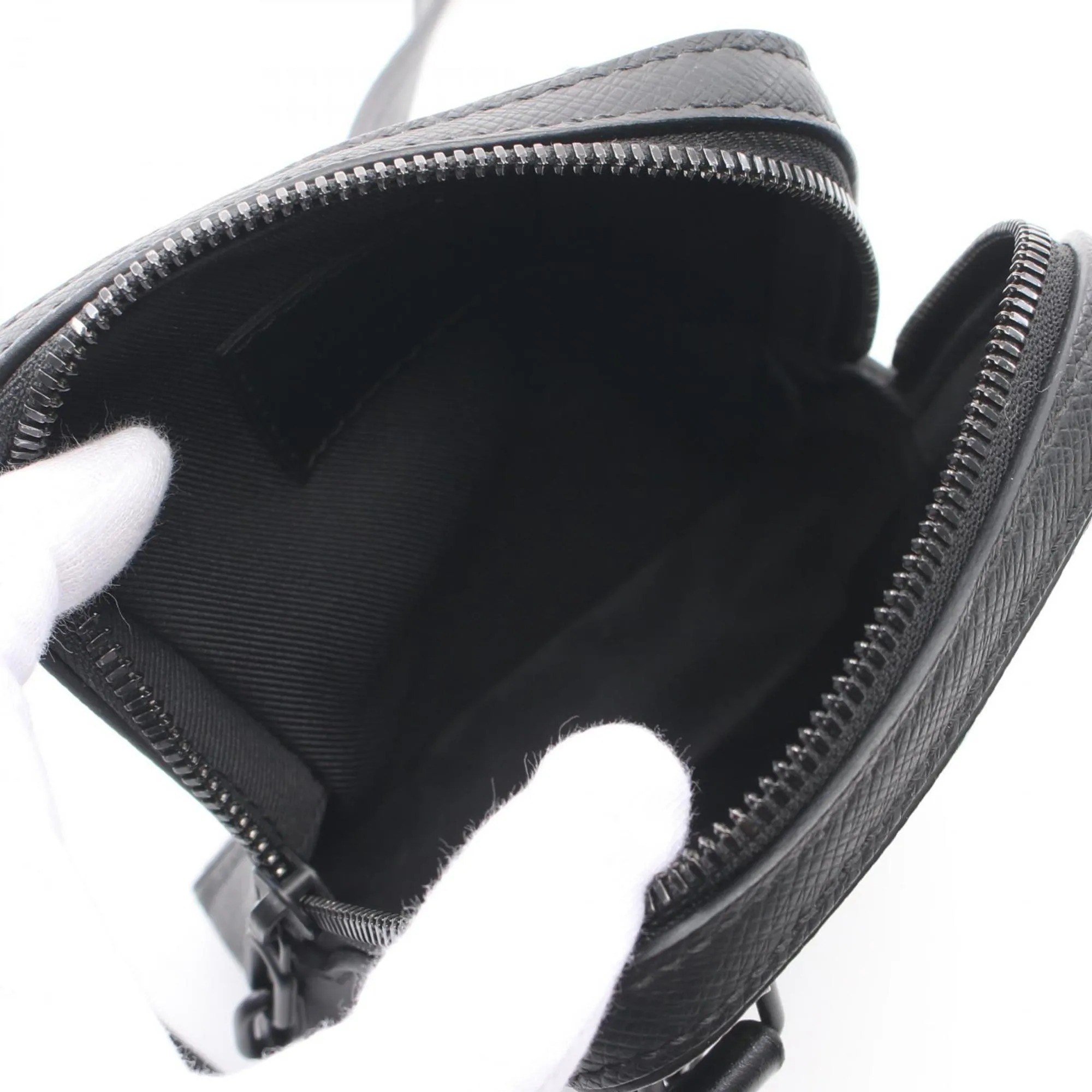 Louis Vuitton  Taiga Leather Leather Shoulder Bag (Pre-Owned)